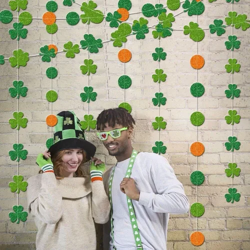 Vista 3 de AhfuLife Decoraciones del día de San Patricio, 60 piezas de decoraciones colgantes de trébol, guirnalda de trébol verde para suministros de fiesta