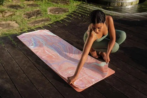 Vista 4 de yogadesignlab La toalla de yoga HOT Toalla colorida antideslizante de primera calidad Diseñada en Bali Impresión ecológica + secado rápido +