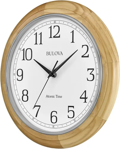 Vista 2 de Bulova C5005 Reloj de pared analógico atómico de madera Establece automáticamente la hora Grandes números romanos Funciona con pilas Diseño