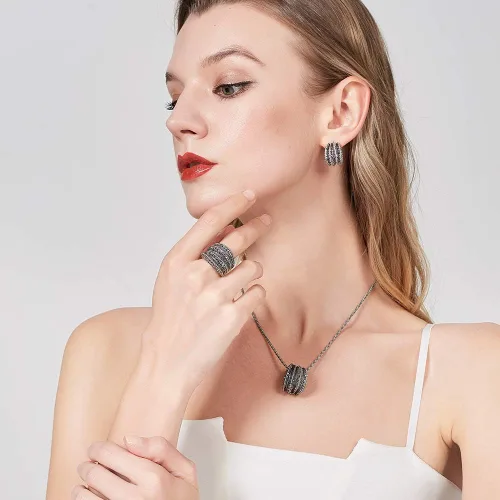 Vista 5 de Mytys Anillos llamativos para mujer con circonitas negras, diseño ondulado, anillo de banda ancha vintage