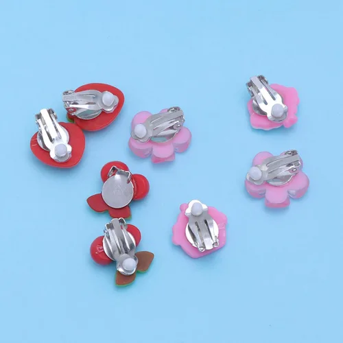 Vista 9 de Pendientes colgantes de clip en la oreja 4 pares de aretes de acrílico de dibujos animados de acrílico lindo flor de fruta fresa cereza helado