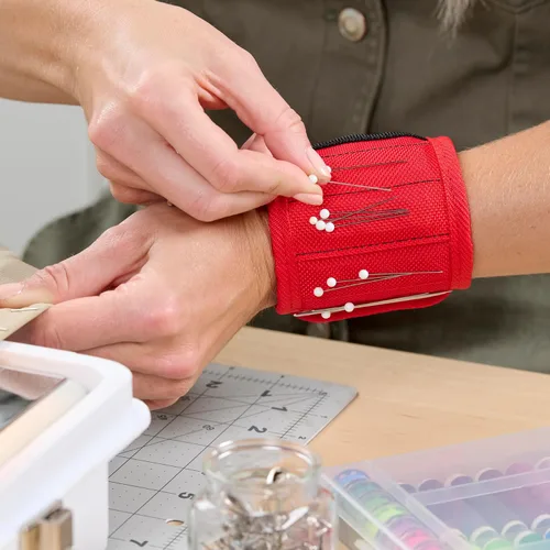 Vista 5 de Pulsera Magnética MagSnap de Wrap-It Storage - Roja - Gran Regalo para Papá Cinturón de Herramientas y Soporte de Tornillos