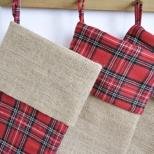 Vista 2 de Paquete de 4 medias de Navidad, 18 pulgadas, grandes, gruesas, a cuadros rojos o arpillera de yute, calcetines de lujo, regalos para la familia