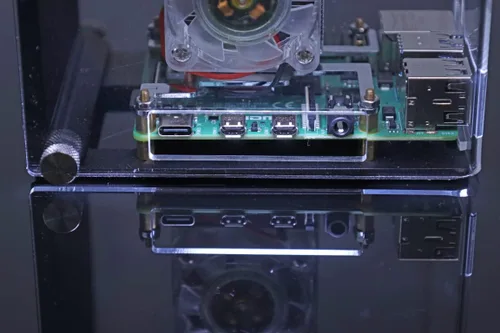 Vista 7 de Vilros Raspberry Pi Reveal - Una carcasa de escritorio compatible con Raspberry Pi estilo torre con refrigeración integrada