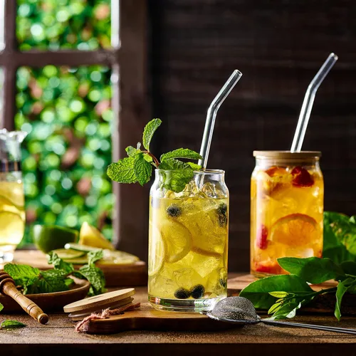 Vista 2 de Le'raze Juego de 4 vasos patentados Can Shaped con tapas y pajitas de bambú – Vasos de agua transparente de 16 onzas para café helado, té, cócteles