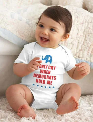 Vista 3 de Tstars Body para bebé con texto en inglés "I Only Cry When Democrats Hold Me Republicans