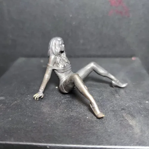 Vista 5 de Estatua femenina sexy de latón sentada, hermosa estatua femenina de metal negro, posición sentada, escultura de mujer, miniaturas, arte corporal