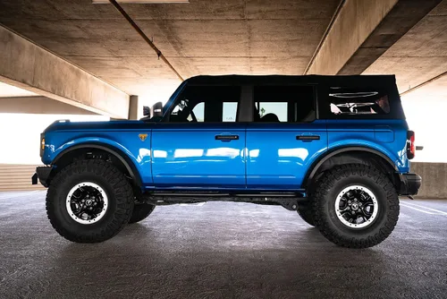 Vista 6 de Escalón lateral de la serie DV8 OE Plus para modelos Ford Bronco de 4 puertas 2021-2026 Almohadilla de paso texturizada, montada en marco