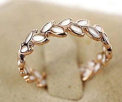 Vista 3 de Taoqiao Anillo con forma de rama de olivo, con detalles de esmaltado blanco.