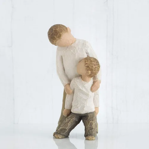 Vista 2 de Willow Tree Hermanos, forjando un vínculo que dura toda la vida, dos niños apoyados uno contra el otro, la figura refleja las relaciones familiares