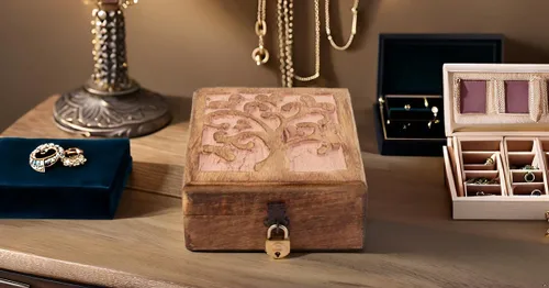 Vista 4 de Gran regalo de cumpleaños, caja de joyería decorativa de madera hecha a mano con tallado del árbol de la vida, cerradura y llave, organizador