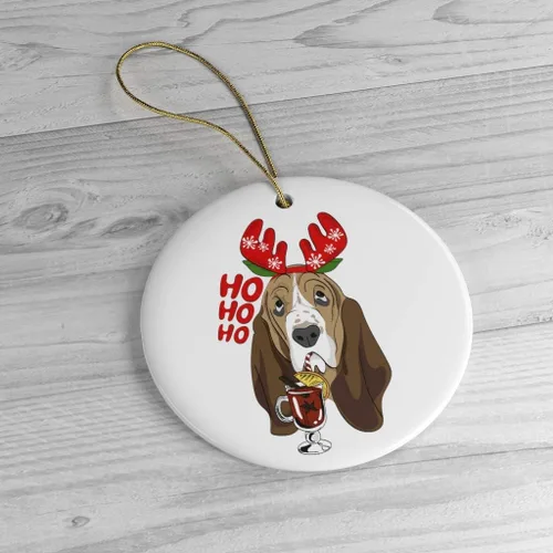 Vista 2 de Adornos de Navidad con temática de perro (Basset Hound con adorno navideño de vino caliente)