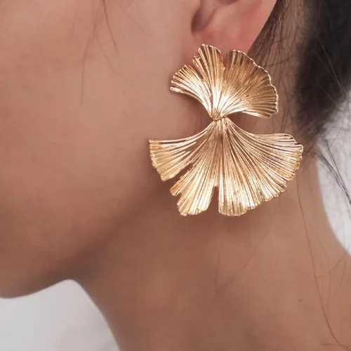 Vista 5 de Aretes de hoja de ginkgo para mujer, bonitos aretes de pétalos de flores, aretes colgantes de pétalos florales bohemios, hipoalergénicos, aretes