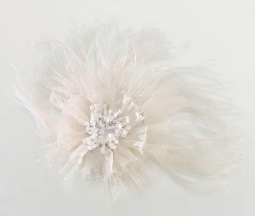 Vista 2 de Lillian Rose Pinza para el pelo con plumas de marabú blanco