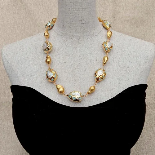 Vista 2 de Collar de perlas de agua dulce blancas cultivadas naturales con forma de lágrima azul, larimar dorado, cepillado de 24.0in