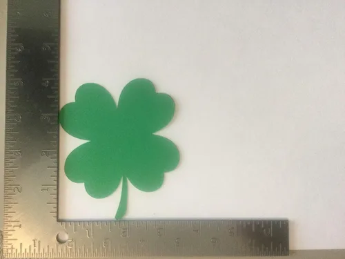 Vista 3 de Trébol de cuatro hojas troqueladas con recortes de trébol de papel verde, trébol troquelado, decoración del día de San Patricio, decoración de aula