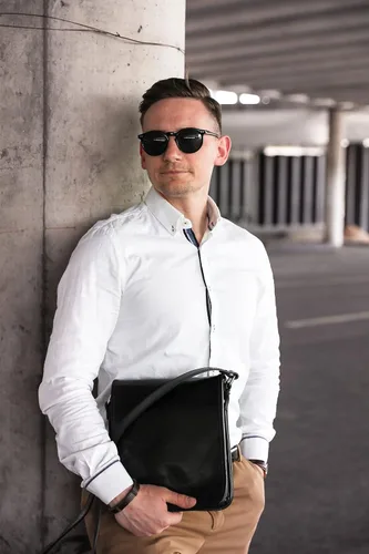 Vista 2 de Bolso bandolera de cuero para hombre, bolso cruzado hecho a mano, bolso de hombro, resistencia al tiempo