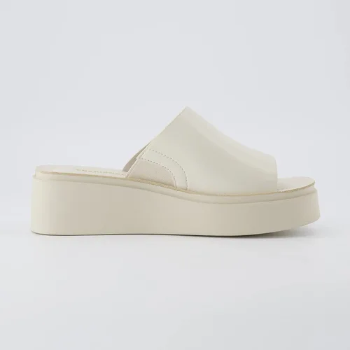 Vista 4 de CUSHIONAIRE Sandalia de plataforma Play One Band para mujer con espuma viscoelástica