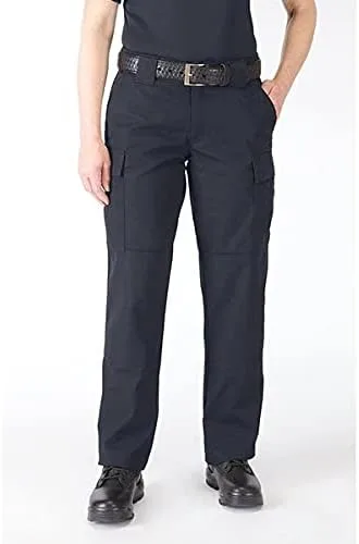 Vista 4 de 5.11 Pantalones tácticos TDU para mujer, ajuste regular, bolsillos tipo cargo, estilo 64359
