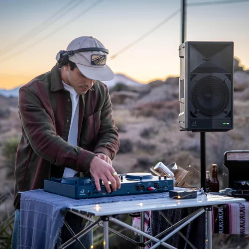 Vista 6 de AlphaTheta OMNIS-Duo - Sistema de DJ portátil todo en uno, batería