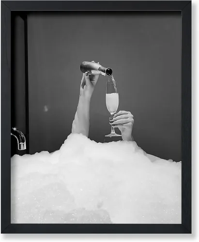 Vista 33 de Monem Art - Póster de mujer en la bañera, estampado de champán vertido, arte con alcohol, arte funky, arte en blanco y negro, arte fotográfico