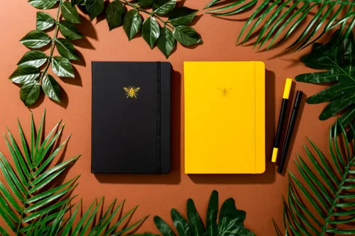 Vista 4 de Yop & Tom Diario rayado A5 - Cuaderno con cubierta de cuero vegano y emblema de abeja - Carbón