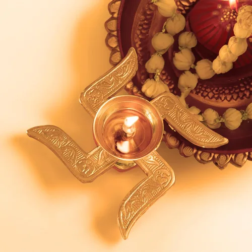 Vista 6 de Esplanade Aarti Diya de latón con mango de madera – Deepak tradicional para Pooja, templo, lámpara de aceite Diwali, Navratri Diya, Dhoop Dani