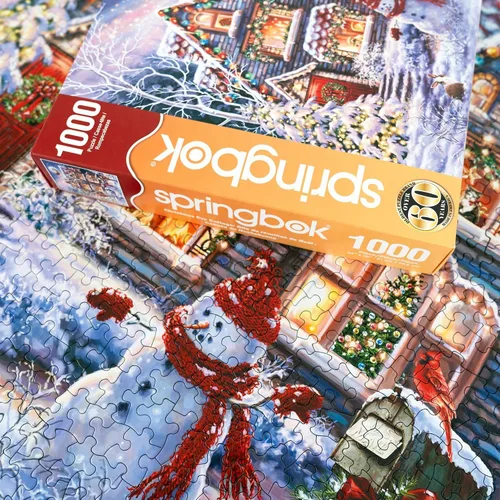 Vista 5 de El rompecabezas de 1000 piezas Navidad en la cabaña de la víspera de Navidad de Springbok es una imagen clásica de una acogedora cabaña navideña
