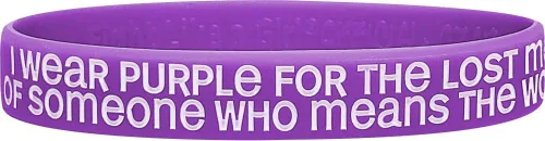Vista 2 de Fight Like a Girl Paquete de 10 pulseras con texto en inglés "I Wear Purple for The Lost Memories of Someone Who Means The World To Means The World