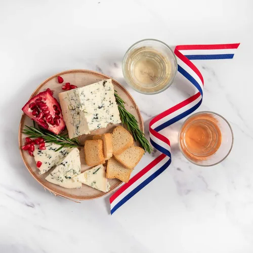 Vista 3 de igourmet Cesta de regalo gourmet francesa: una caja de regalo de ensueño para amantes de la cocina francesa con quesos franceses, carnes y delicias.