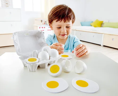 Vista 5 de Hape Cartón de huevos 3 huevos duros con cáscara fácil de despegar y 3 fritos, juguete educativo realista de madera para niños de 3 años