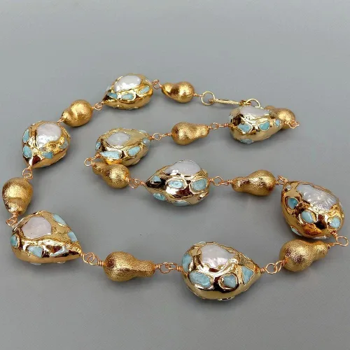 Vista 3 de Collar de perlas de agua dulce blancas cultivadas naturales con forma de lágrima azul, larimar dorado, cepillado de 24.0in