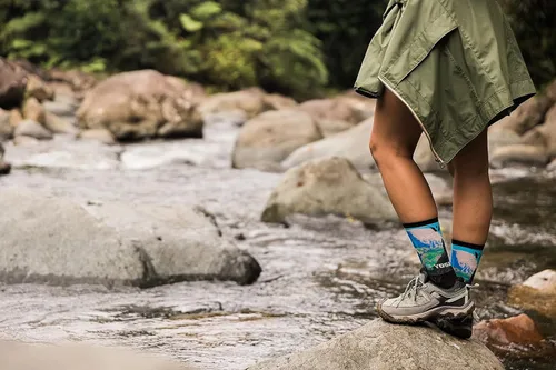 Vista 2 de Swiftwick VISION IMPRESSION Crew, National ParksStates Edition, Calcetines para correr, senderismo y ciclismo