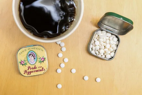 Vista 7 de The Unemployed Philosophers Guild Jane Austen Pride and Peppermints Mentas para el Aliento, 1 Lata, Peso Neto 0.4 oz (12g)
