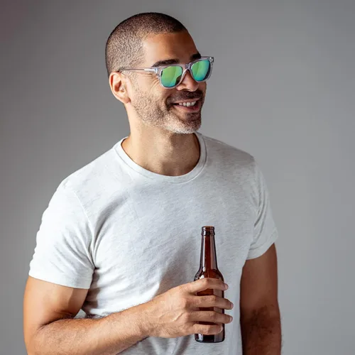 Vista 64 de OPTIMUM OPTICAL Gafas de sol protectoras UV atemporales para hombres y mujeres