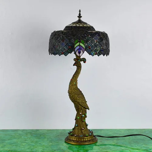 Vista 2 de Lámpara de mesa Tiffany de pavo real, lámpara de escritorio con base de resina retro, pantalla de pavo real para sala de estar, dormitorio