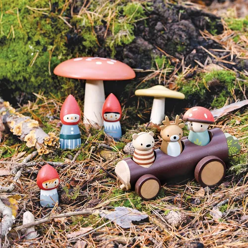 Vista 7 de Tender Leaf Toys - Familia de gnomos del bosque - Juego imaginativo de madera maciza de 8 piezas, decoración de guardería - Promueve la creatividad