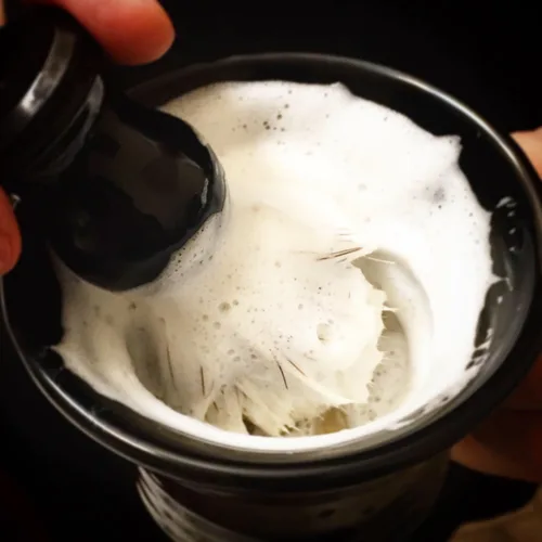 Vista 4 de Jabón de afeitar de ron de la bahía, Thor's Hammer Bay Rum Wet Shaving Soap Puck, All Natural, 3.4 oz