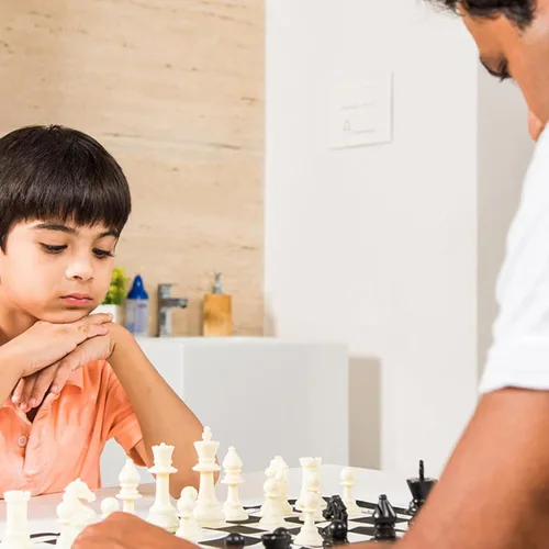 Vista 4 de Ankit Toys & Games Juego de ajedrez en blanco y negro – Juego de estrategia duradero y portátil para niños y adultos a partir de 6 años, perfecto