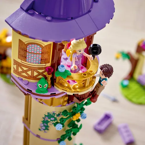 Vista 3 de LEGO Disney Princess Rapunzel's Tower 43187 Kit de juguetes de construcción de castillo y juego con 2 mini muñecas de película enredada, idea