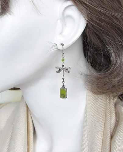 Vista 2 de Pendientes Boho Libélula en Verde Oliva y Latón 2.25 Pulgadas Largo