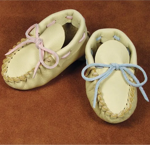 Vista 3 de Realeather C4607-00 Kit de Artesanía en Cuero de Mocasines para Bebé, Talla 6-9 Meses, Ante, 1 Par