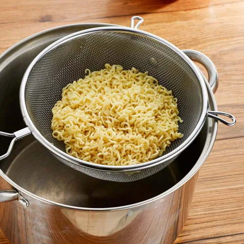 Vista 6 de Cuchara coladora de acero inoxidable con mango largo para servir alimentos y separación de aceite caliente, diseño ergonómico para cocina