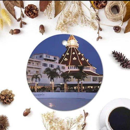 Vista 3 de Christmas Bauble Hotel Del Coronado - Adorno de Navidad único – Recuerdo redondo para árbol de Navidad – Colgante de cerámica doble cara impresión 3