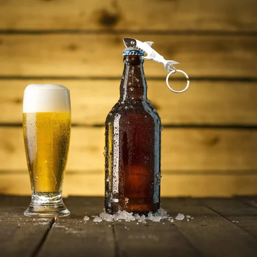 Vista 3 de TOPASION Colgante creativo del llavero del abridor de botellas de la cerveza del tiburón del sacacorchos