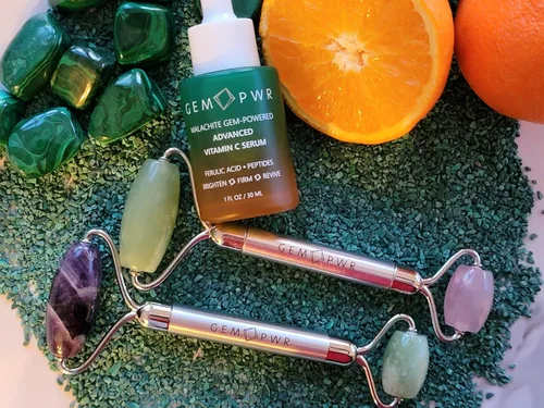 Vista 2 de Amatista + rodillo de jade para masaje facial y cuello, piedras preciosas dobles con mango de acero duradero y bolsa de viaje. Minimiza las arrugas