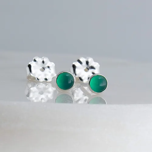 Vista 103 de Aretes pequeños de plata de ley para cartílago, tragus, hélix, múltiples piercings hipoalergénicos, piedra natal para mujer, juego de bisel
