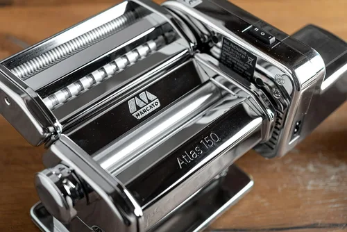 Vista 2 de MARCATO Hecha en Italia Atlasmotor 110V Máquina Eléctrica para Hacer Pasta, Acero Cromado. El Set Incluye Atlas 150, manivela manual, abrazadera