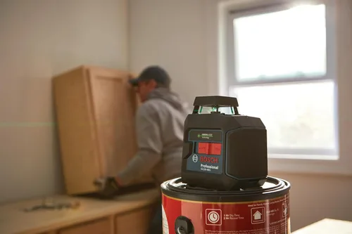 Vista 4 de Bosch GLL50-40G - Láser de línea cruzada autonivelante de haz verde de 360 grados, incluye 4 pilas AA, soporte en L, clip para techo y estuche
