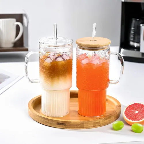 Vista 5 de Vasos de vidrio de 32 onzas con asa, tapas y pajitas de bambú, vasos de vidrio de borosilicato para café helado, batidos, bebidas de frutas. Vasos